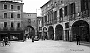 Piazza Garibaldi nell'aprile del 1950. Visibile sulla destra il cinquecentesco palazzo poi abbattuto per dare spazio alla UPIM ed ora sede della Rinascente